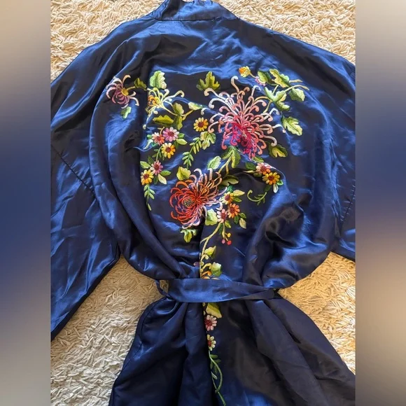 Elegant Blue Embroidered Kimono Robe - Picture 5 of 7